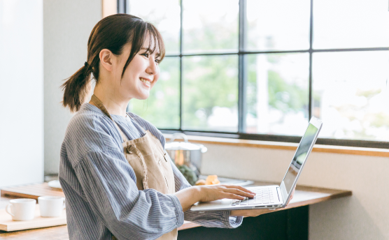 ノートパソコンでECショップを構築する人のイメージ